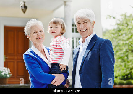 Allemagne, Hesse, Francfort, Senior couple with granddaughter sur bras Banque D'Images