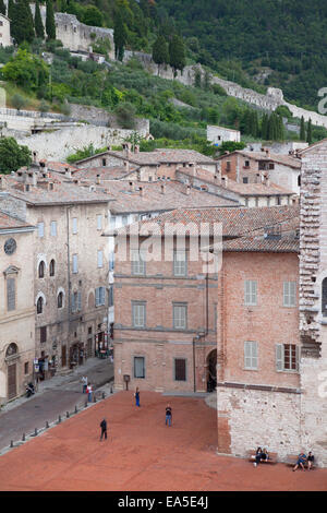 Vue sur la Piazza Grande et palais du Podesta, Gubbio, Ombrie, Italie Banque D'Images