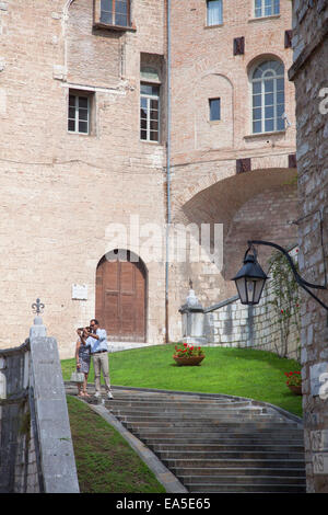 Couple sur mesures pour palais du Podesta, Gubbio, Ombrie, Italie Banque D'Images