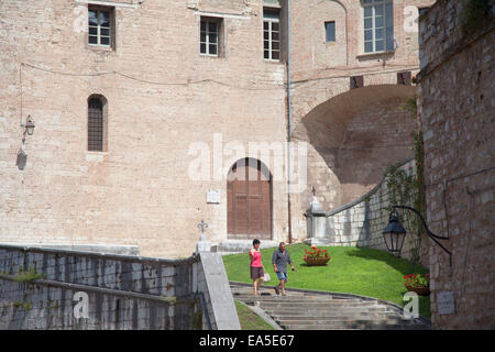 Couple sur mesures pour palais du Podesta, Gubbio, Ombrie, Italie Banque D'Images