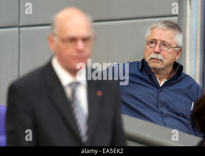 Chanteur-compositeur-Wolf Biermann (R) suit le discours du président du Bundestag Norbert Lammert (CDU) au cours de l'événement commémoratif à l'occasion du 25e anniversaire de la chute du Mur de Berlin au Bundestag allemand, Berlin, Allemagne, 07 novembre 2014. Photo : Wolfgang Kumm/dpa Banque D'Images