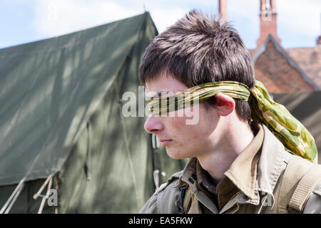 Les yeux bandés, les jeunes en uniforme de l'armée US WWII Banque D'Images