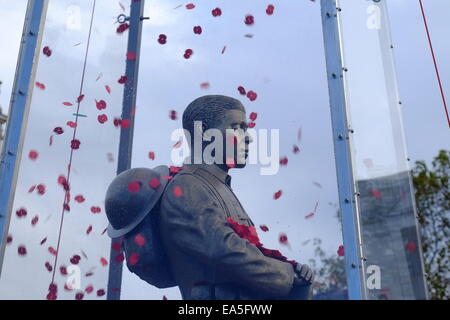 Londres, Royaume-Uni. 7 novembre, 2014. Royal British Legion dévoiler le rappeler chaque homme Sculpture réalisée par Mark Humphrey . Le dévoilement est assisté par Judy Murray et Serena Alexander Crédit : Rachel/Megawhat Alamy Live News Banque D'Images