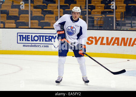 Boston, USA. 5Th Nov, 2014. Joueur de hockey sur glace de Leon Draisaitl Edmonton Oilers en action au cours d'une session pratique dans le TD Garden Sports Arena à Boston, USA, 5 novembre 2014. Draisaitl est maintenant officiellement de jouer dans la LNH pour le mois dernier. Photo : Heiko Oldoerp/dpa/Alamy Live News Banque D'Images