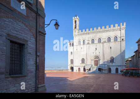 Palais des Consuls dans la Piazza Grande, Gubbio, Ombrie, Italie Banque D'Images