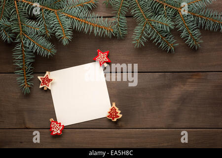 Décoration de Noël sur fond de bois avec une carte papier vintage Banque D'Images