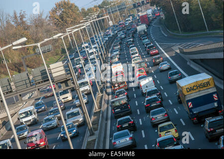 Le trafic important se déplace lentement sur l'autoroute express autour de Berlin, Allemagne, 7 novembre 2014. Le syndicat des conducteurs de trains allemands, 'Gewerkschaft Deutscher Lokomotivfuehrer (GDL)', a appelé à une grève, marquant la plus longue grève dans les 20 années d'histoire de la Deutsche Bahn (compagnie de chemin de fer. Les actions de grève sont prévues pour durer jusqu'au lundi 10 novembre 2014. Photo : Paul Zinken/dpa Banque D'Images