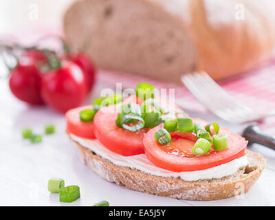 Une tranche de pain rempli de tranches de tomate. Banque D'Images