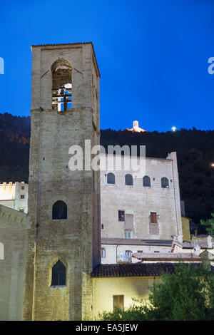 Église de San Giovanni, au crépuscule, Gubbio, Ombrie, Italie Banque D'Images