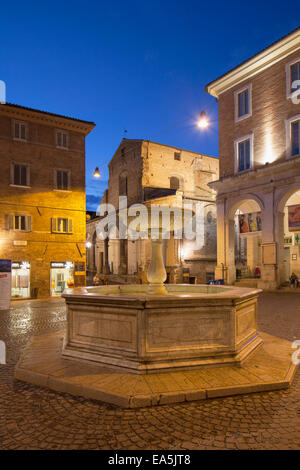 Piazza della Repubblica, au crépuscule, Urbino (Site du patrimoine mondial de l'UNESCO), le Marches, Italie Banque D'Images