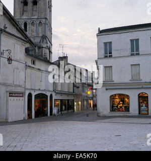 Cognac en Charente, la France expose sa longue histoire dans le centre médiéval connu sous le nom de 'Vieux Cognac". Banque D'Images