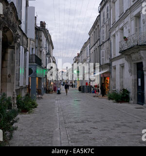 Cognac en Charente, la France expose sa longue histoire dans le centre médiéval connu sous le nom de 'Vieux Cognac". Banque D'Images