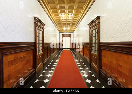 L'intérieur, long couloir d'un ancien palais Banque D'Images