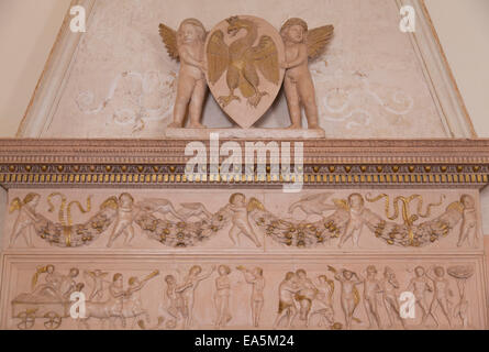 Détail de cheminée à l'intérieur de Palazzo Ducale, Urbino (Site du patrimoine mondial de l'UNESCO), le Marches, Italie Banque D'Images