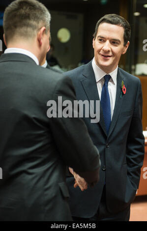 (L-R) Le ministre des Finances polonais Mateusz Szczurek, ministre des Finances britannique, George Osborne, parler au début d'une réunion des ministres européens des finances au siège de la Commission de l'UE à Bruxelles, Belgique le 07.11.2014 par Wiktor Dabkowski Banque D'Images