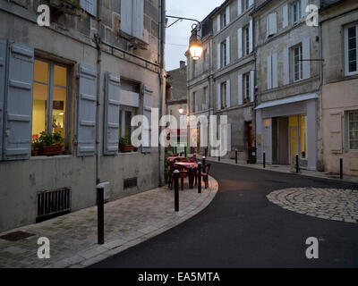 Cognac en Charente, la France expose sa longue histoire dans le centre médiéval connu sous le nom de 'Vieux Cognac". Banque D'Images