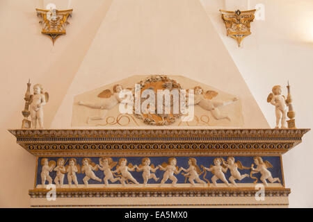 Cheminée à l'intérieur de Palazzo Ducale, Urbino (Site du patrimoine mondial de l'UNESCO), le Marches, Italie Banque D'Images