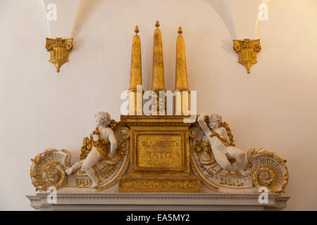 Détail de cheminée à l'intérieur de Palazzo Ducale, Urbino (Site du patrimoine mondial de l'UNESCO), le Marches, Italie Banque D'Images