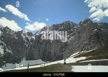 L'homme et gros rock wall Banque D'Images