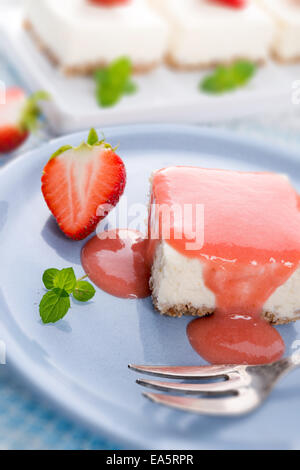 Gâteau au fromage avec sauce aux fraises Banque D'Images