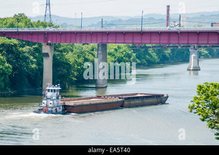 Barge navire en mouvement sur l'eau vers bridge Banque D'Images