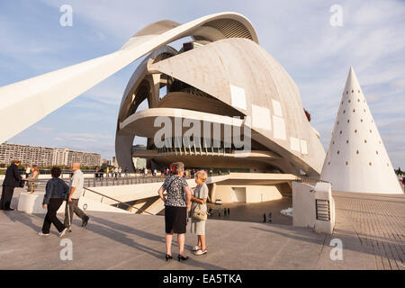 Les spectateurs à l'extérieur de l'hôtel Palacio de las artes reina Sofia à la Ciudad de las Artes y las Ciencias à Valence, en Espagne. Banque D'Images