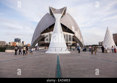 Les spectateurs à l'extérieur de l'hôtel Palacio de las artes reina Sofia à la Ciudad de las Artes y las Ciencias à Valence, en Espagne. Banque D'Images