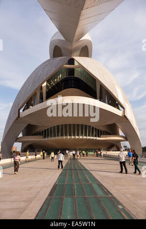 Les spectateurs à l'extérieur de l'hôtel Palacio de las artes reina Sofia à la Ciudad de las Artes y las Ciencias à Valence, en Espagne. Banque D'Images