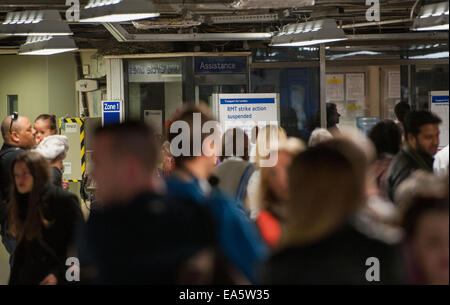 Un signe dans la station Victoria annonce la suspension de cette semaines prévu des actions syndicales. Où : London, England, United Kingdom Quand : 05 mai 2014 Banque D'Images