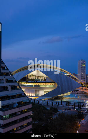 Vue aérienne sur le Palacio de las artes reina Sofia concert hall éclairé la nuit du 11ème étage d'un immeuble voisin, Val Banque D'Images