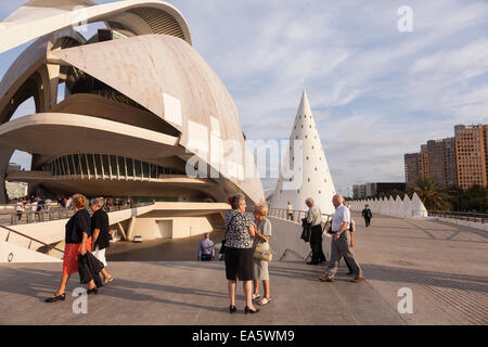 Les spectateurs à l'extérieur de l'hôtel Palacio de las artes reina Sofia à la Ciudad de las Artes y las Ciencias à Valence, en Espagne. Banque D'Images