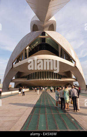 Les spectateurs à l'extérieur de l'hôtel Palacio de las artes reina Sofia à la Ciudad de las Artes y las Ciencias à Valence, en Espagne. Banque D'Images