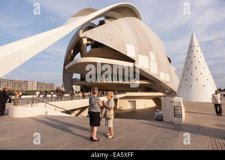 Les spectateurs à l'extérieur de l'hôtel Palacio de las artes reina Sofia à la Ciudad de las Artes y las Ciencias à Valence, en Espagne. Banque D'Images