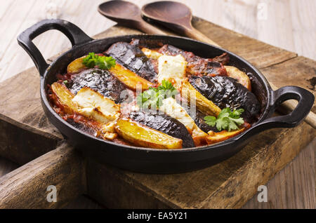 L'aubergine cuite au four avec des pommes de terre et feta Banque D'Images