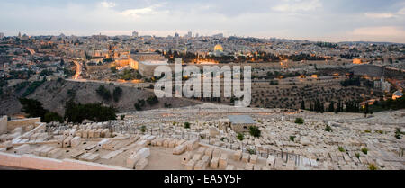 Le mont du temple et les tombes du mont des Oliviers en face dans le crépuscule à Jérusalem Banque D'Images