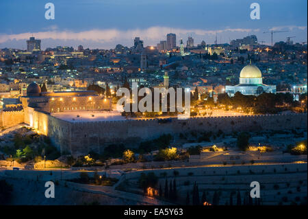 Le dôme du Rocher et la mosquée al-Aqsa (à gauche) sur le mont du Temple à Jérusalem au crépuscule Banque D'Images