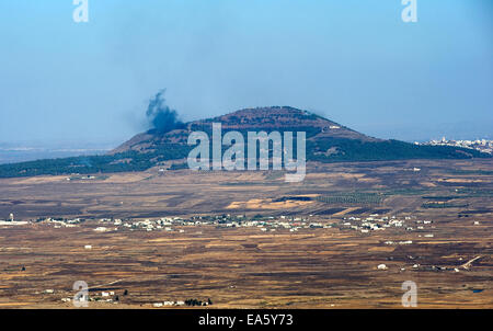 À partir de l'explosion de la guerre en Syrie peut être vu à partir d'une colline sur les hauteurs du Golan 150 mètre de la frontière, à environ 10 kilomètres de sou Banque D'Images