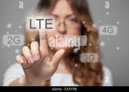 Femme en appuyant sur bouton tactile LTE Banque D'Images