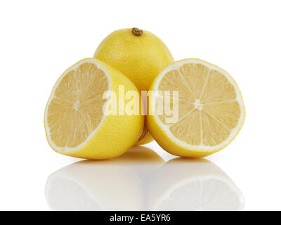 Citrons frais mûrs, isolé sur blanc avec reflet Banque D'Images