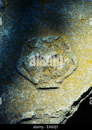 Close up of old skull avec tombstone dans cimetière, Suède Banque D'Images