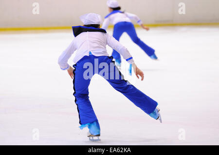 Barcelone - Mai 03 : jeune équipe d'une école de patinage sur glace effectue, déguisés en marins. Banque D'Images