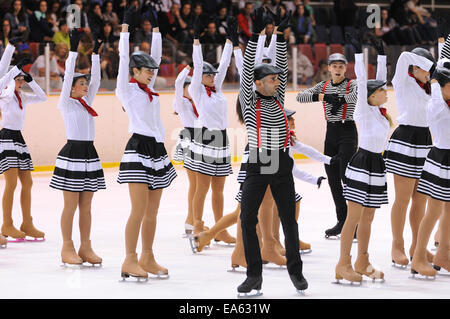 Barcelone - Mai 03 : jeune équipe d'une école de patinage sur glace se produit à l'International Cup Ciutat de Barcelona ouvert. Banque D'Images