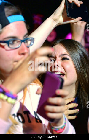 Barcelone - le 23 mai : une fille de l'auditoire de pleurer d'émotion à Primavera Pop Festival par Los 40 principales. Banque D'Images