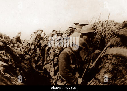 Les troupes canadiennes dans une tranchée de la Somme en 1916 Banque D'Images