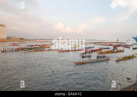 Phnom Penh, Cambodge. Nov 7, 2014. Racers ligne leurs bateaux dans la rivière en face du Palais Royal lors de la cérémonie de clôture de la fête de l'eau à Phnom Penh, Cambodge le 7 novembre, 2014. Les trois jours de célébration de la fête de l'eau à Phnom Penh, capitale du Cambodge, a pris fin vendredi soir avec succès, un porte-parole a dit que l'hôtel de ville. Credit : Phearum/Xinhua/Alamy Live News Banque D'Images