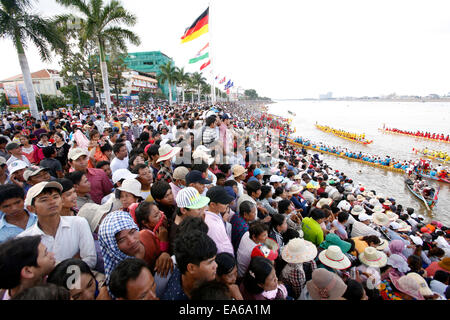 Phnom Penh, Cambodge. Nov 7, 2014. Les gens regardent boat race dans la rivière Tonle Sap en face du Palais Royal de Phnom Penh, Cambodge le 7 novembre, 2014. Les trois jours de célébration de la fête de l'eau à Phnom Penh, capitale du Cambodge, a pris fin vendredi soir avec succès, un porte-parole a dit que l'hôtel de ville. Credit : Phearum/Xinhua/Alamy Live News Banque D'Images