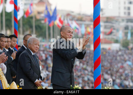 Phnom Penh, Cambodge. Nov 7, 2014. Le Roi cambodgien Norodom Sihamoni (1e R) assiste à la cérémonie de clôture de la fête de l'eau à Phnom Penh, Cambodge le 7 novembre, 2014. Les trois jours de célébration de la fête de l'eau à Phnom Penh, capitale du Cambodge, a pris fin vendredi soir avec succès, un porte-parole a dit que l'hôtel de ville. Credit : Phearum/Xinhua/Alamy Live News Banque D'Images