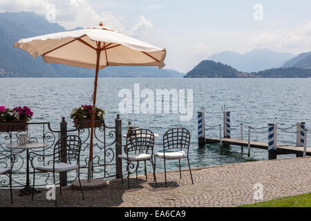 Cafe sur la promenade de lac de Côme, Menaggio Banque D'Images