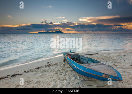 La Malaisie, Sabah, Sampan sur la plage au coucher du soleil Banque D'Images