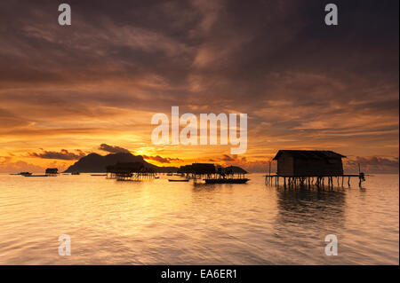 La Malaisie, Sabah, Sea Gypsy abris au lever du soleil Banque D'Images